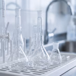 Vidrio de borosilicato 3.3 escurriendo en gradilla tras el protocolo de lavado